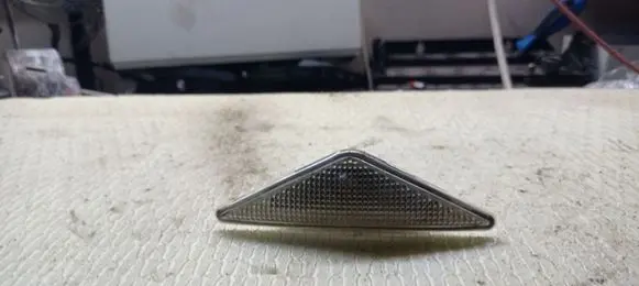 Ford Mondeo Mk III Front fender indicator light