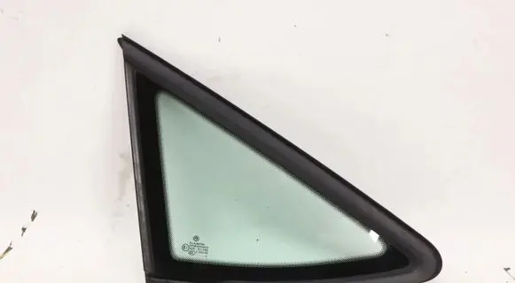 Volkswagen Touran III Rear side window 5785751