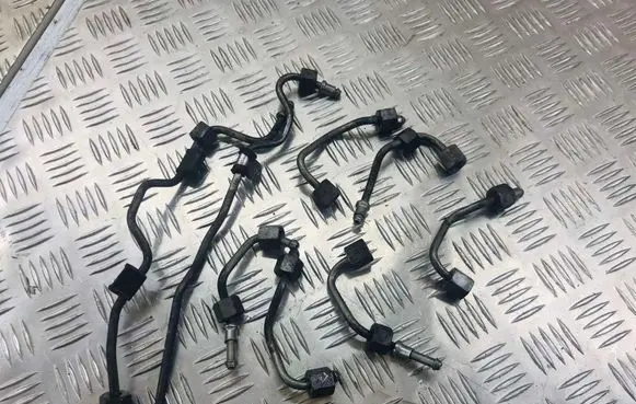 Fuel injector supply line/pipe