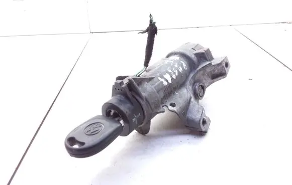 Volkswagen PASSAT B5 Ignition lock 4B0905851A