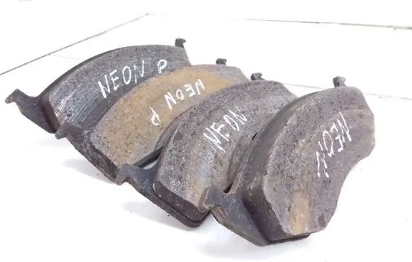 Chrysler Neon II Brake pads (front) 