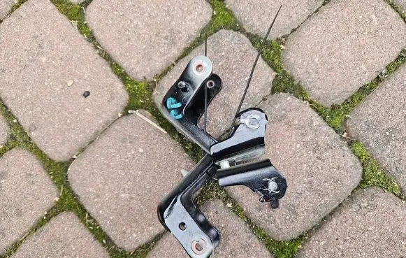 Opel Mokka B Front door lower hinge 5O5P5L5E5X1741