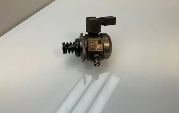 BMW 3 F30 F35 F31 Fuel injection high pressure pump 7610761