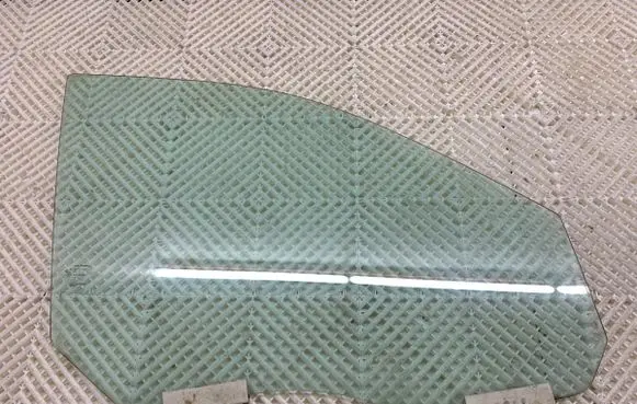 Jeep Grand Cherokee Front door window glass four-door 