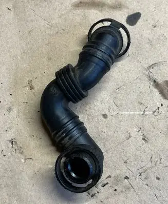 Volkswagen PASSAT B6 Breather hose/pipe 06f103212d