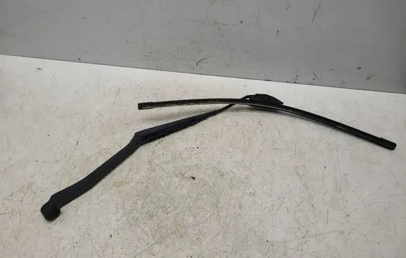 Toyota RAV 4 (XA20) Front wiper blade arm