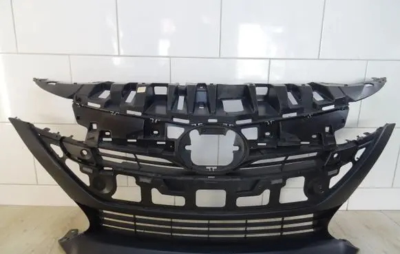 Toyota Prius (XW50) Front bumper upper radiator grill 5311147260