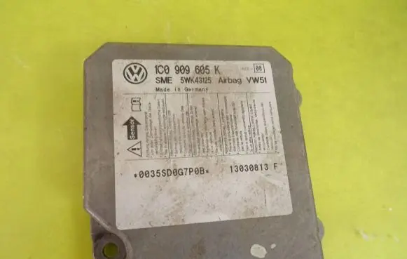 Volkswagen Polo Airbag control unit/module 1C0909605K
