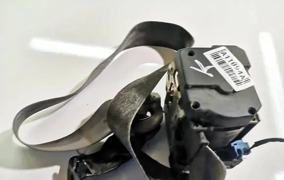 Volkswagen Golf IV Front seatbelt 
