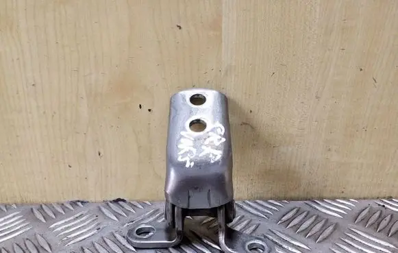 Toyota Yaris Verso Front door upper hinge