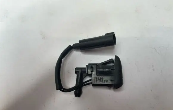 BMW X3 E83 Windshield washer spray nozzle 7110851