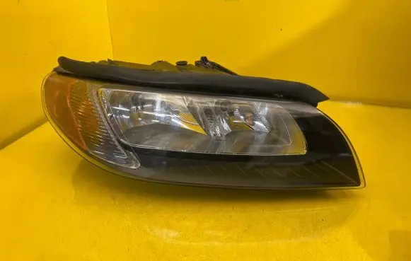 Volvo V70 Headlight/headlamp 30796137
