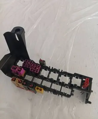 Volkswagen PASSAT B5 Fuse 8A0937530