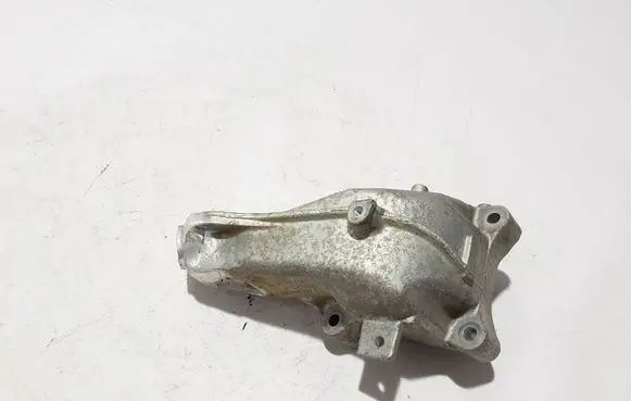 Engine mounting bracket