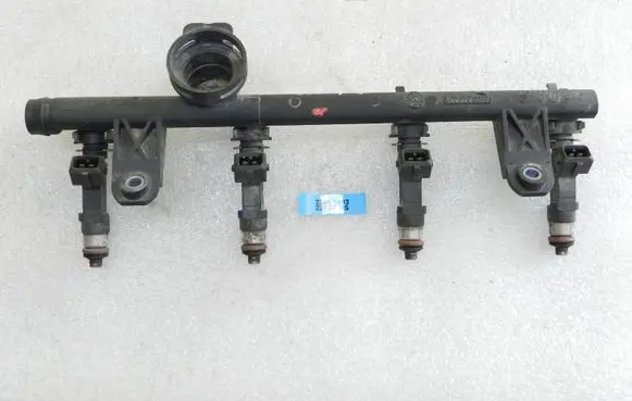 Dacia Logan I Fuel injector 7700274294 8200227124