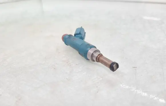 Toyota Prius (XW30) Fuel injector 2325037020