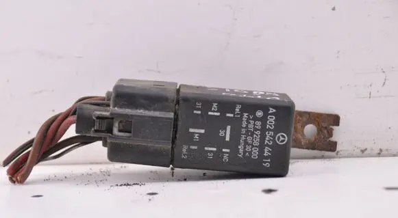 Volkswagen Touran I Other relay A0025424419