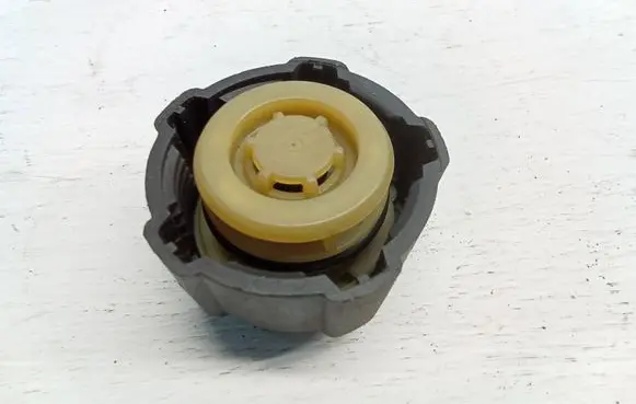 Nissan Primastar Coolant expansion tank/reservoir cap 