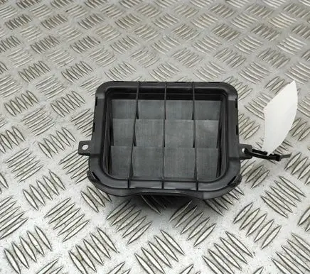 Porsche Macan (95B) Quarter panel pressure vent 8K0819181B