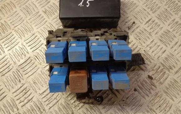 Nissan Pulsar Fuse module 243821KL0A 7154760130