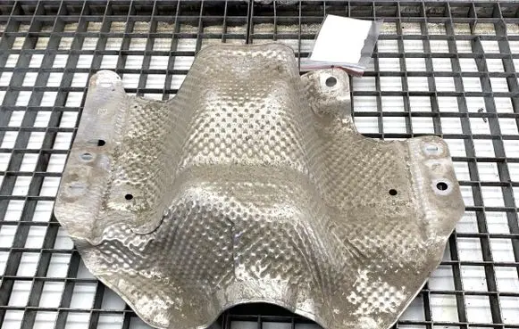 Peugeot 3008 II Exhaust heat shield 9822225680