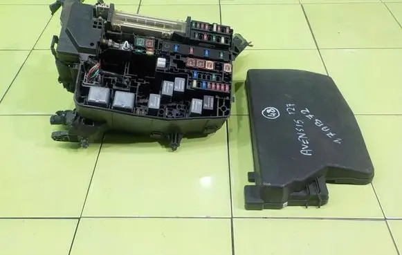 Toyota Avensis T270 Fuse box set 8211505D91 BEZPIECZNIKOW