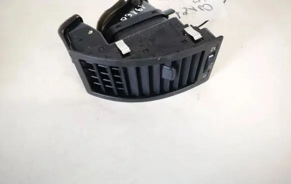 Volkswagen Polo IV 9N3 Dash center air vent grill 6q0819704