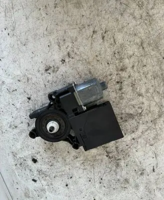 Volkswagen PASSAT B7 Front door window regulator motor 0130822451