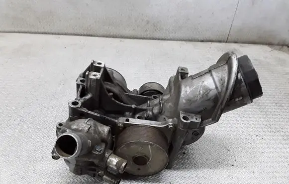 Honda CR-V Oil filter mounting bracket