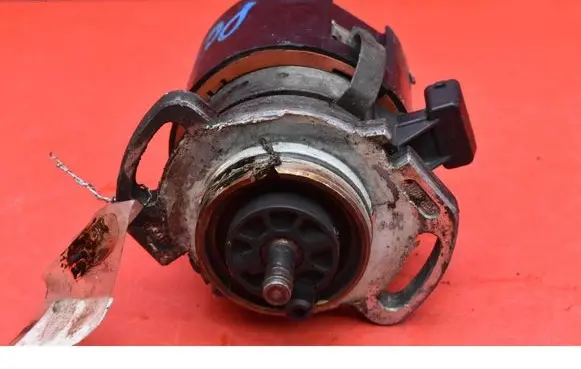 Volkswagen Golf III Spark distributor 030905205AB