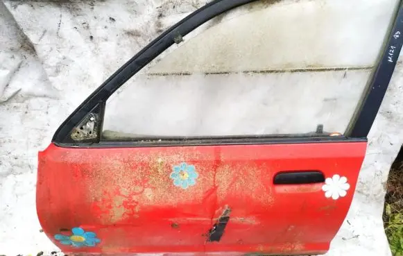 Mazda 121 Front door raudonos