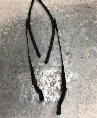 Front wiper blade arm