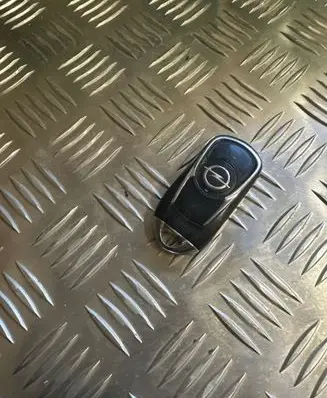 Opel Insignia B Ignition key/card 