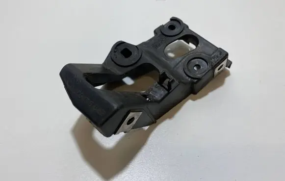 Fender mounting bracket
