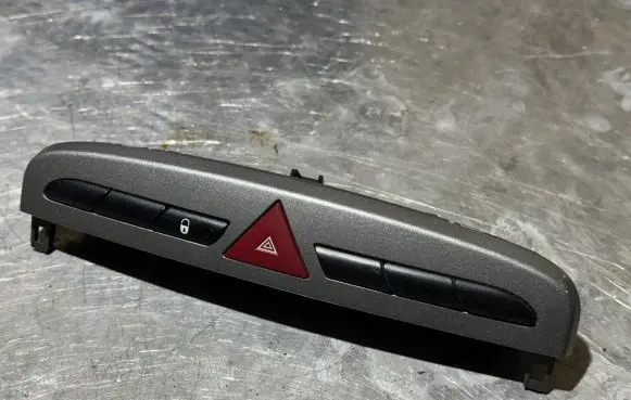 Peugeot 308 Hazard light switch 9659417177