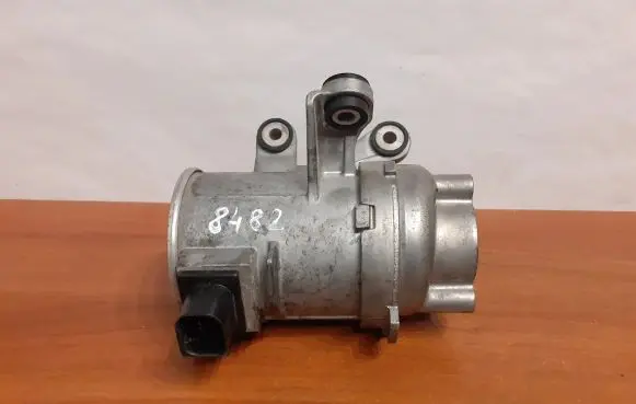 Mercedes-Benz C W205 Water pump A2742000207 8482