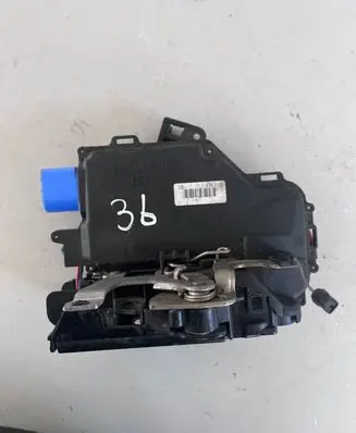 Volkswagen Golf V Rear door lock 7L0839015