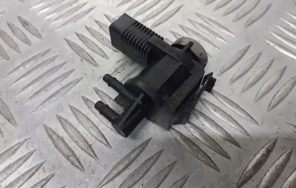 Volkswagen Bora Valve vacuum 1J0906283C