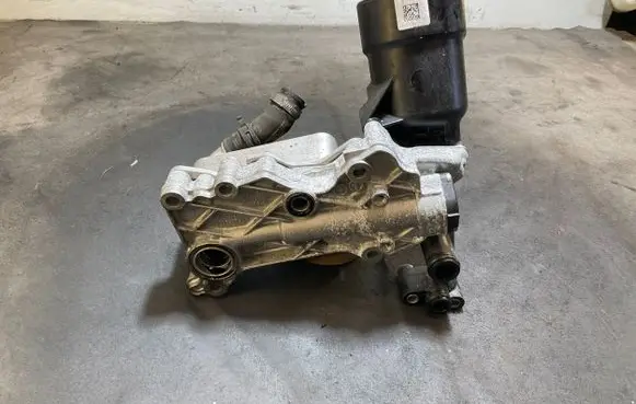 Oil filter mounting bracket