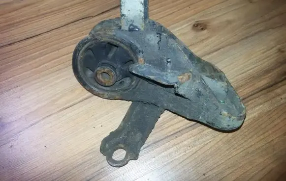 Mazda 626 Engine mount bracket