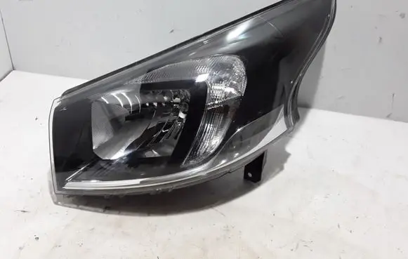 Opel Vivaro Headlight/headlamp 260606315R