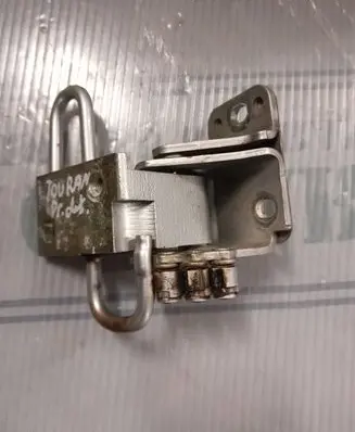 Volkswagen Touran I Front door lower hinge 1T0831412A