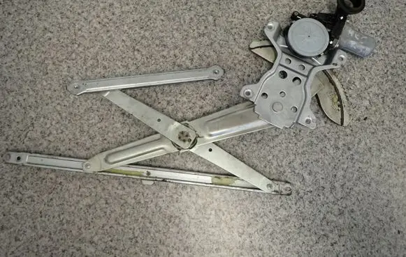 Suzuki Swift I Front door window regulator with motor 