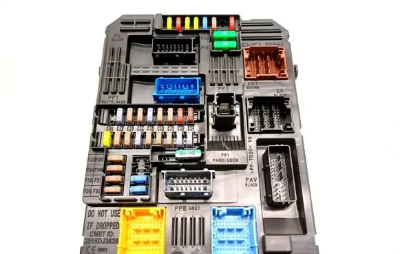 Peugeot 208 Fuse module 983070818000