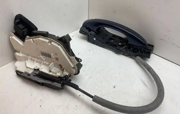Volkswagen Golf VII Rear door lock 5K4839016Q 5N0037017E
