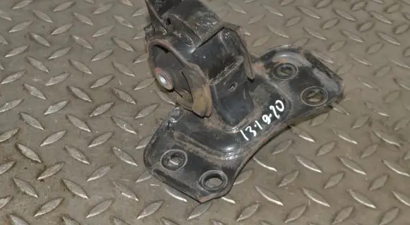 Toyota Prius (XW30) Engine mount bracket