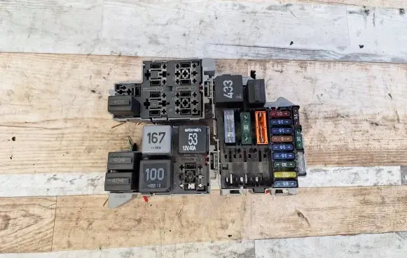 Volkswagen Touareg I Fuse module 141951253B PA66GF30 281102