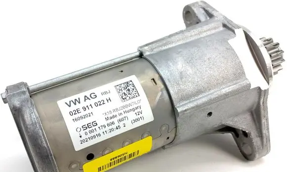 Volkswagen Golf VII Starter motor 02E911022H