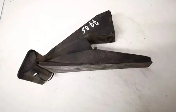 Accelerator throttle pedal