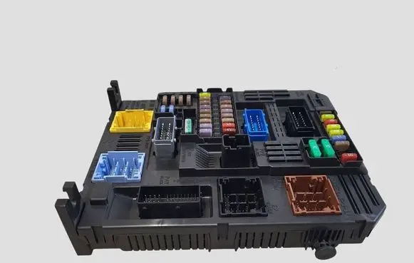 Peugeot 308 Fuse module 9819851280